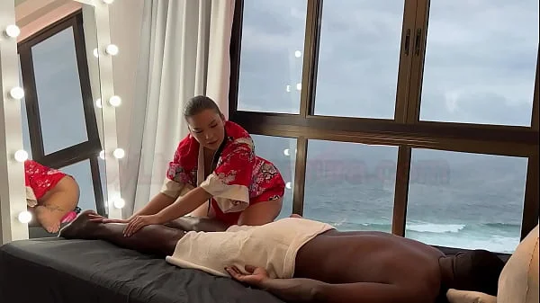 Massagista asiática faz massagem relaxante em negro dotado que não resistiu e gozou dentro da buceta da latina gostosa - Lina Nakamura