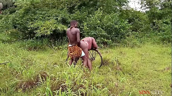 OKONKWO GAVE THE VILLAGE SLAY QUEEN A LIFT WITH HIS BICYCLE, FUCKED HER OUTDOOR